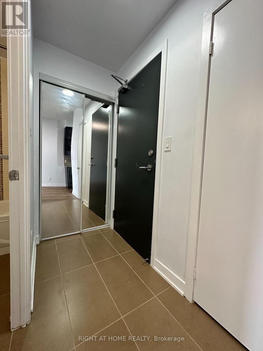 1806 - 4070 Confederation Parkway, Mississauga, Ontario L5B 0E9 - Photo 2 - W12524896