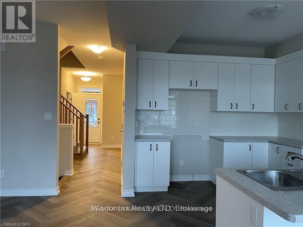 29 Noah, St. Catharines, Ontario L2P 0G1 - Photo 2 - X12524902