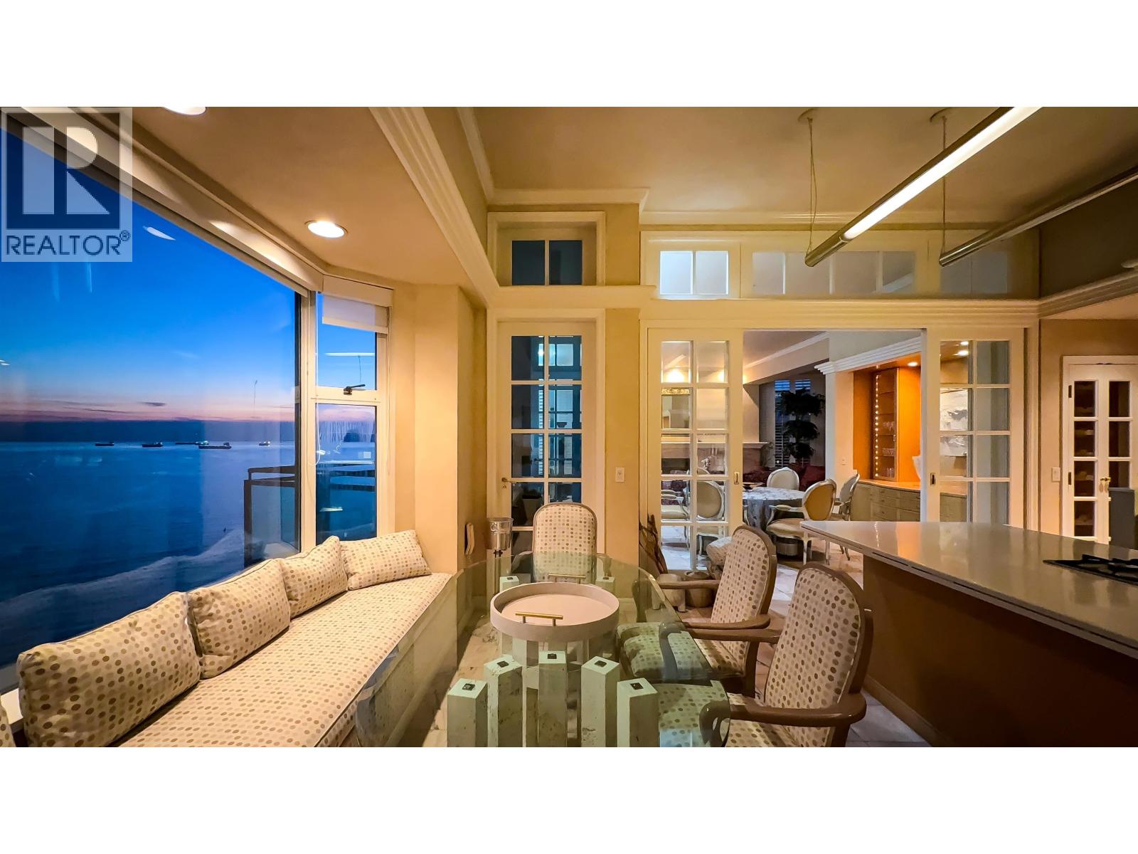 17 1861 BEACH AVENUE, Vancouver, British Columbia