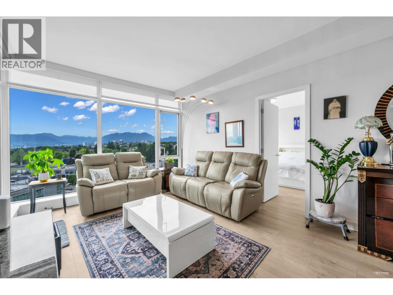 1207 1788 Gilmore Avenue, Burnaby, British Columbia  V5C 0L5 - Photo 2 - R3064235