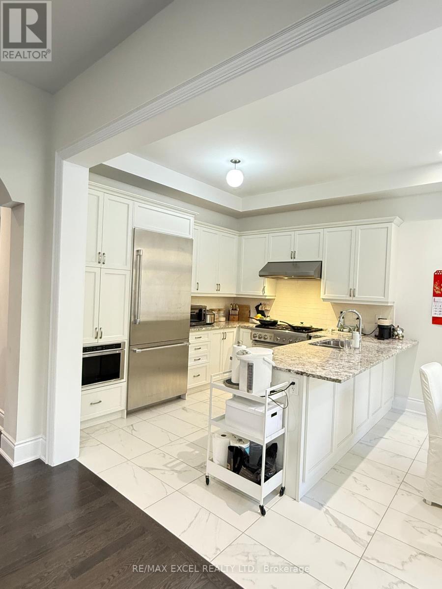 18 Macdonald Court, Richmond Hill, Ontario  L4E 4S3 - Photo 7 - N12524946