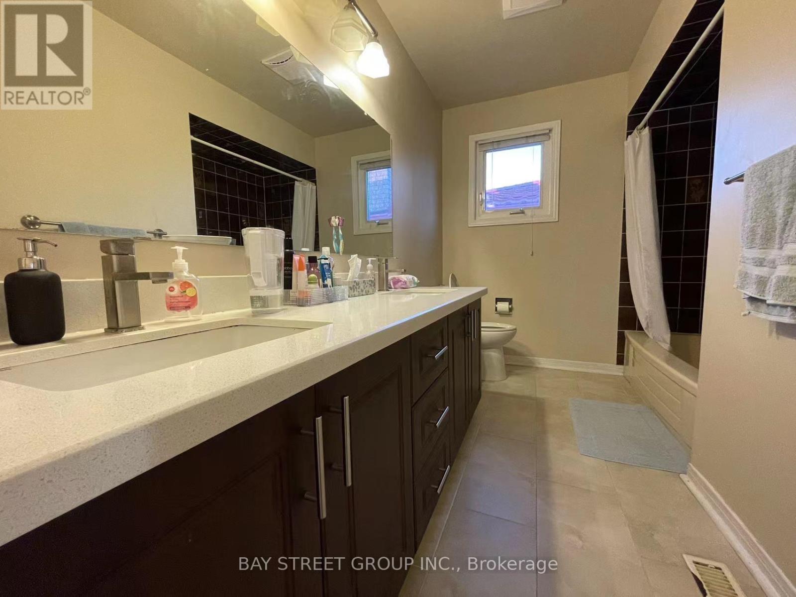 4255 Wakefield Crescent, Mississauga, Ontario L5C 4M5 - Photo 15 - W12524944