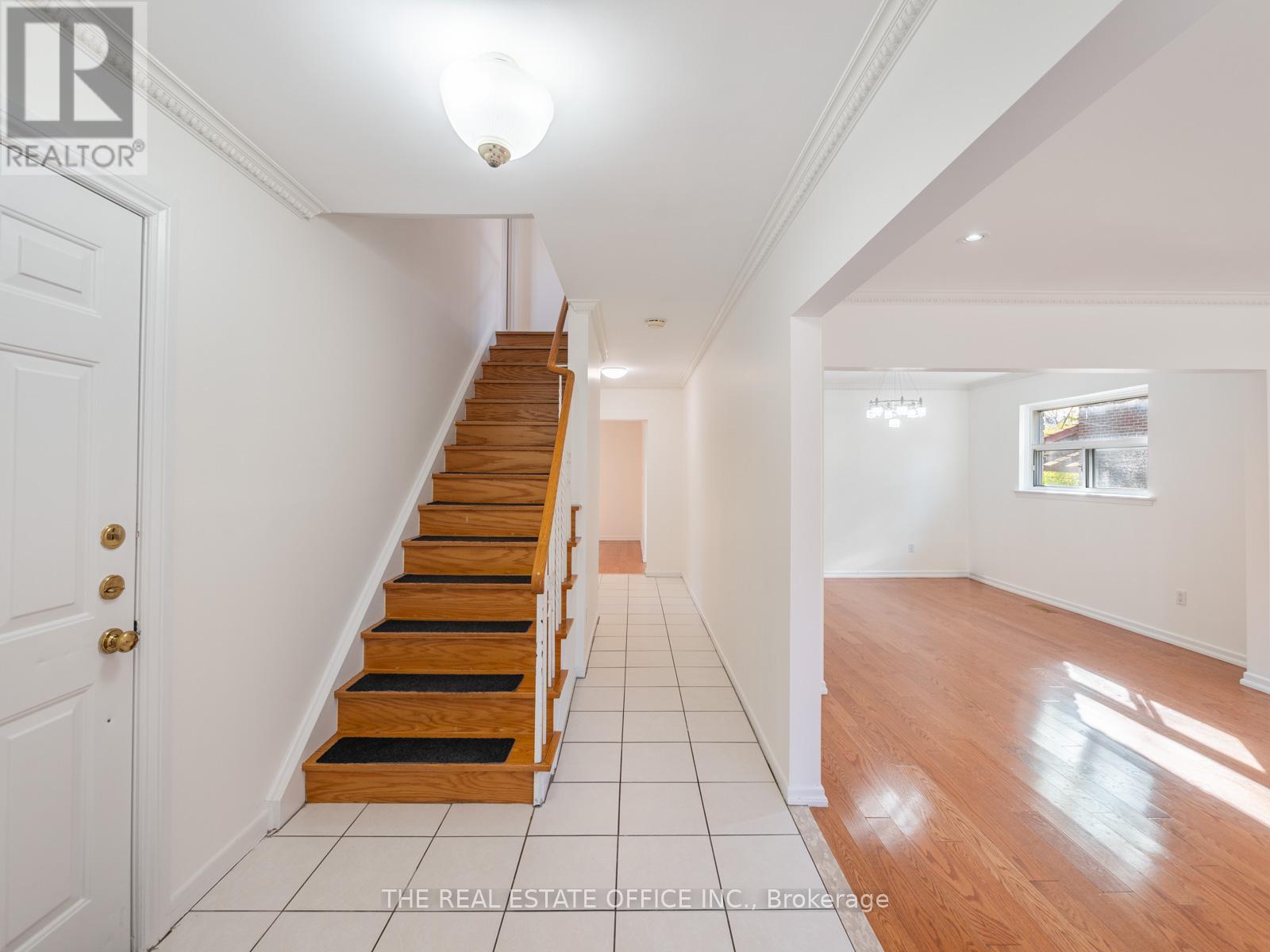 11 Dunsdale Square, Toronto, Ontario  M1S 2L7 - Photo 4 - E12524980