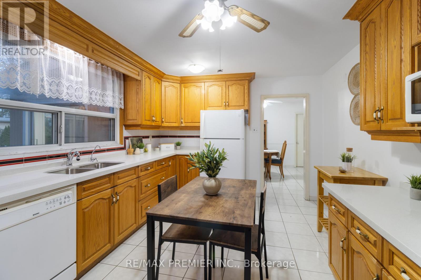 203 Martin Grove Road, Toronto, Ontario  M9B 4L2 - Photo 10 - W12524978