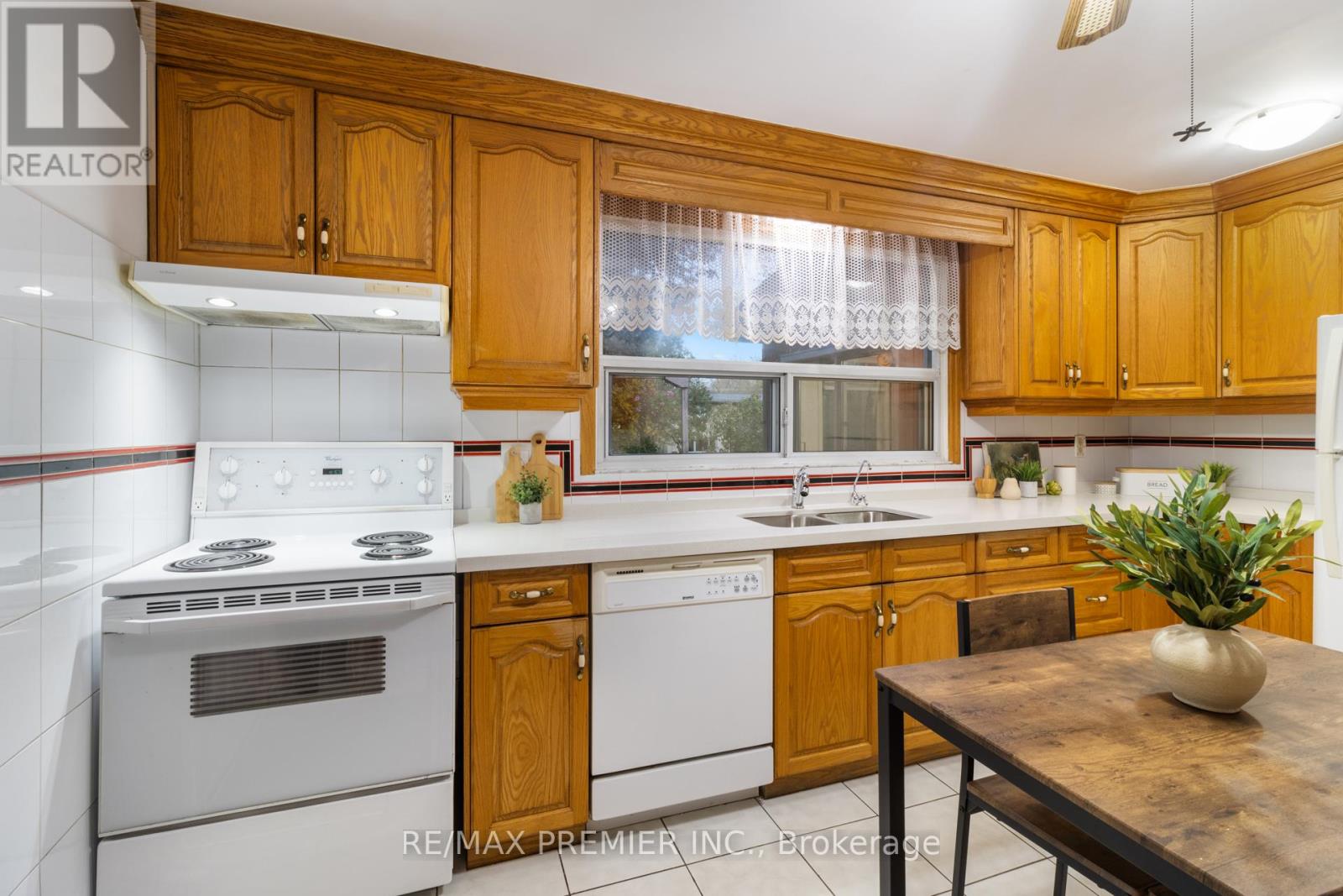 203 Martin Grove Road, Toronto, Ontario  M9B 4L2 - Photo 11 - W12524978