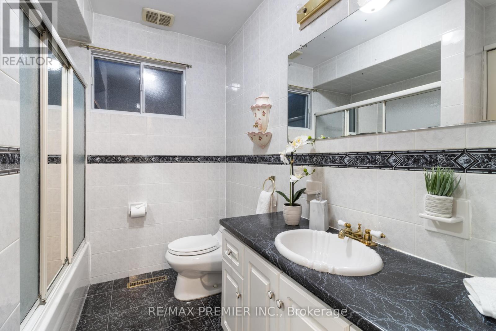 203 Martin Grove Road, Toronto, Ontario  M9B 4L2 - Photo 29 - W12524978