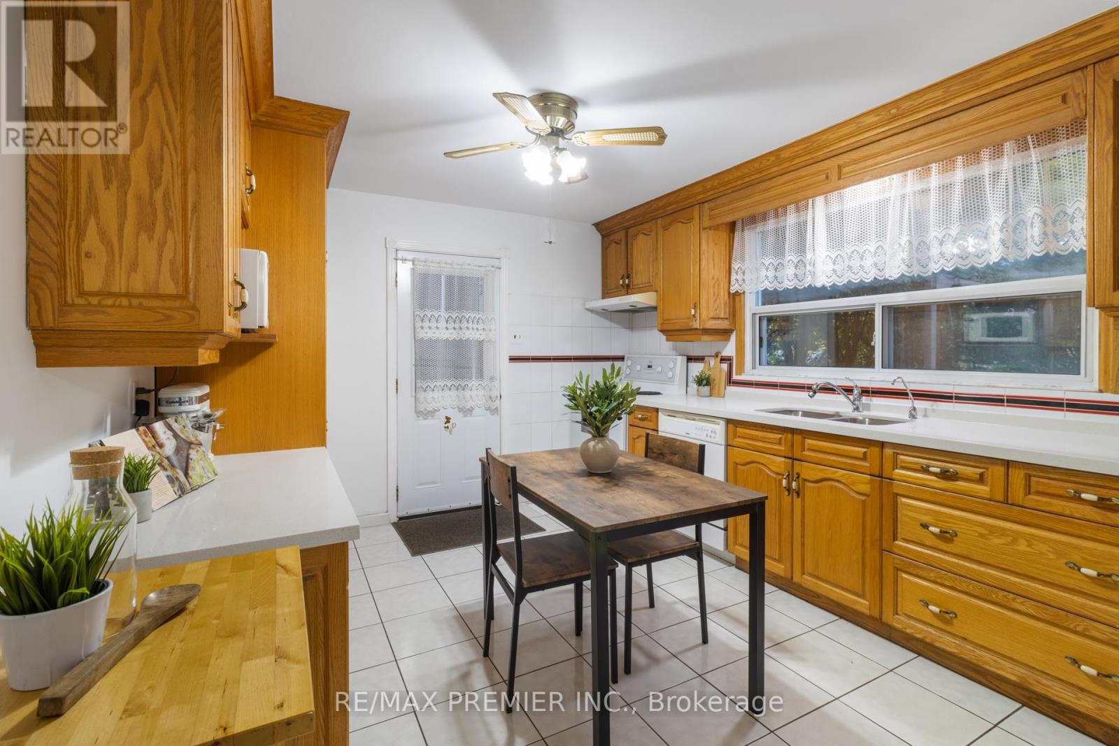 203 Martin Grove Road, Toronto, Ontario  M9B 4L2 - Photo 9 - W12524978