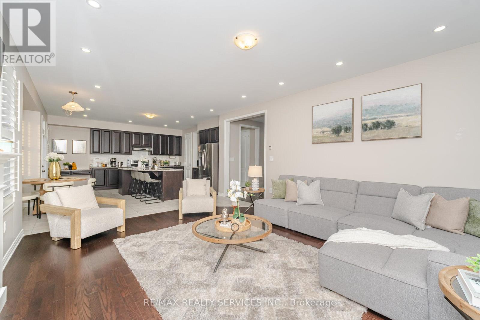 94 Newhouse Boulevard, Caledon, Ontario  L7C 4E4 - Photo 2 - W12524986