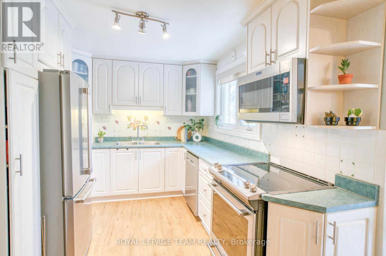 12 Oakview Avenue, Ottawa, Ontario  K2G 3A1 - Photo 13 - X12525058