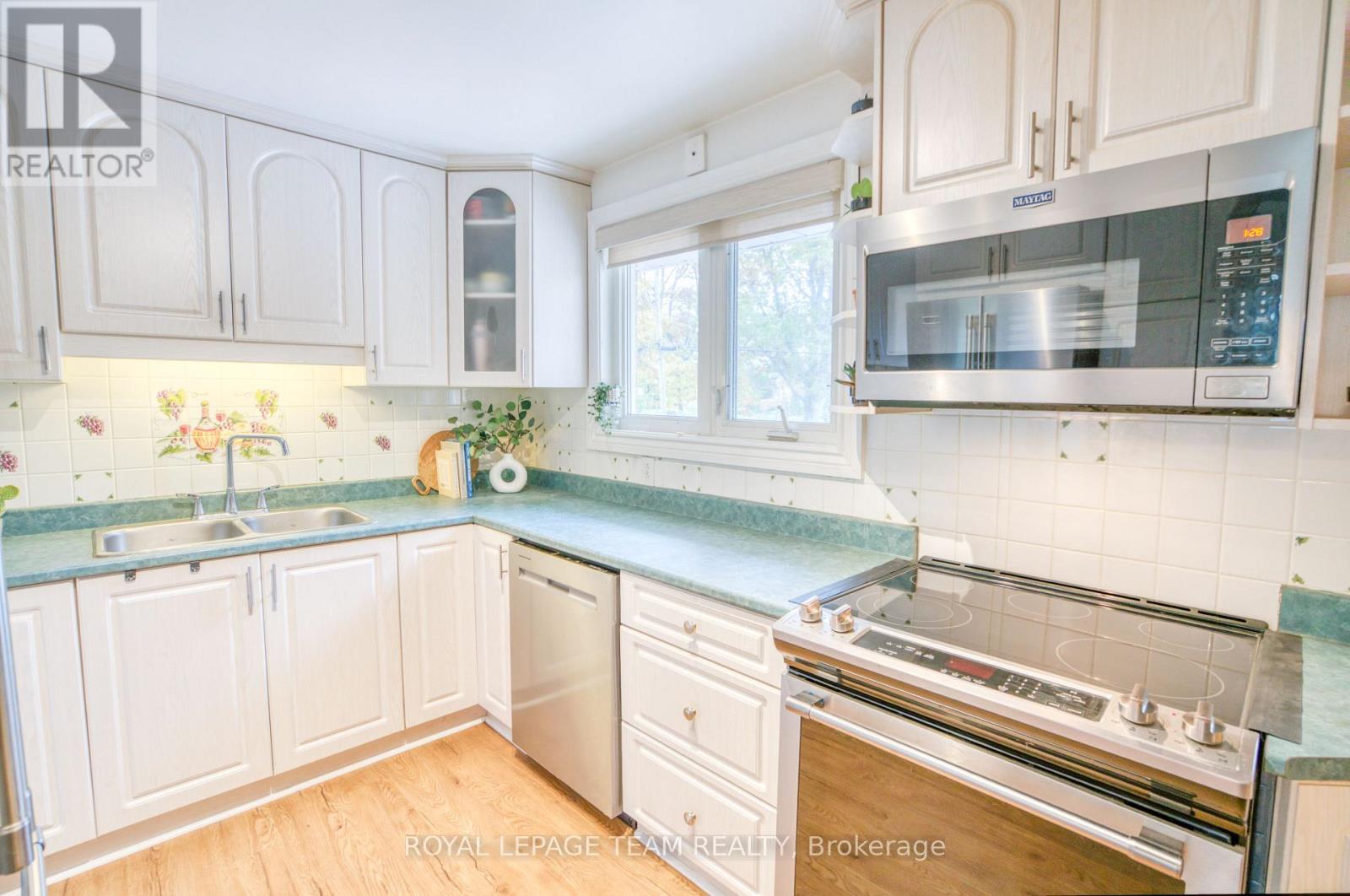 12 Oakview Avenue, Ottawa, Ontario  K2G 3A1 - Photo 14 - X12525058