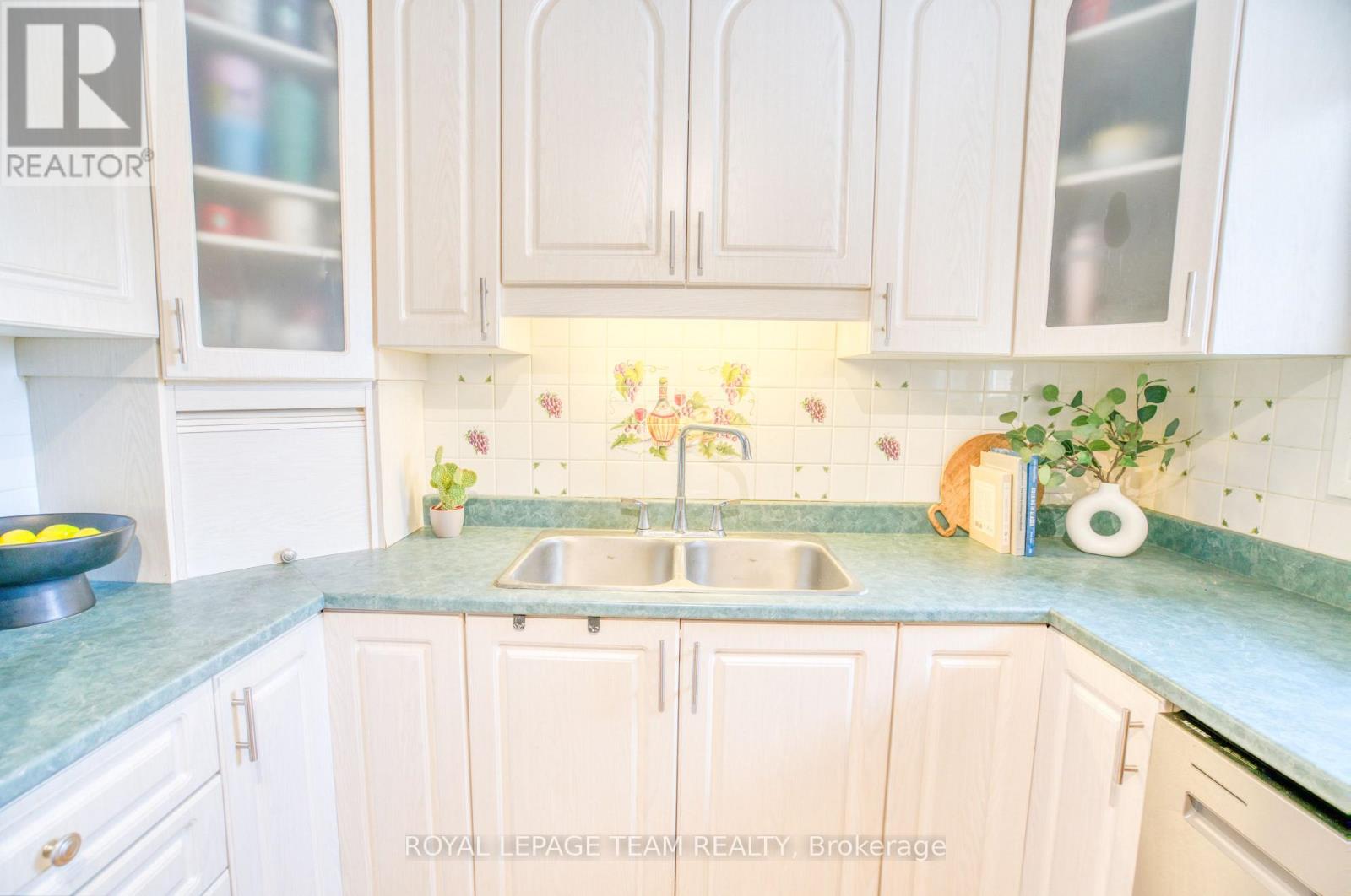 12 Oakview Avenue, Ottawa, Ontario  K2G 3A1 - Photo 15 - X12525058