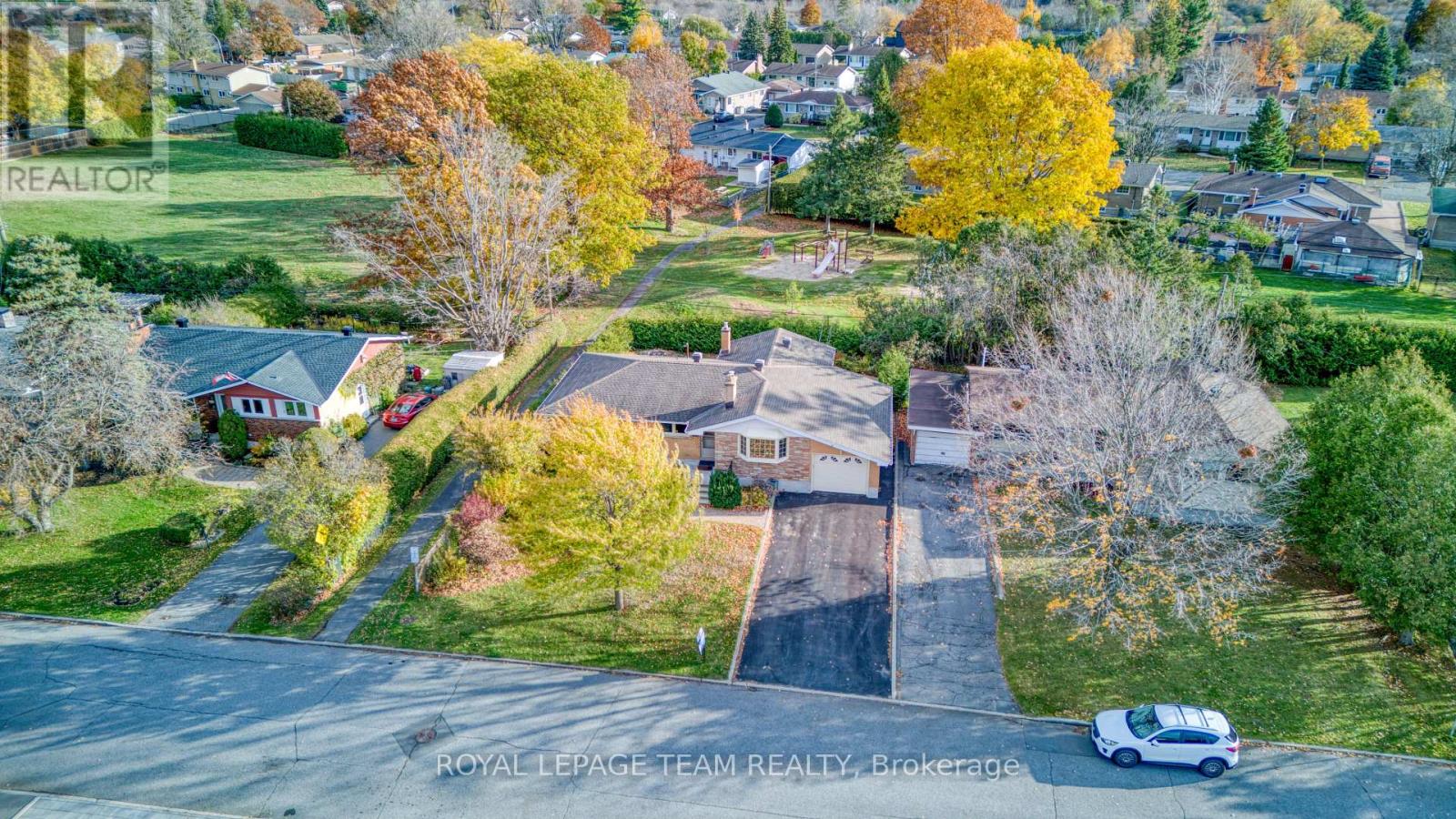 12 Oakview Avenue, Ottawa, Ontario  K2G 3A1 - Photo 3 - X12525058