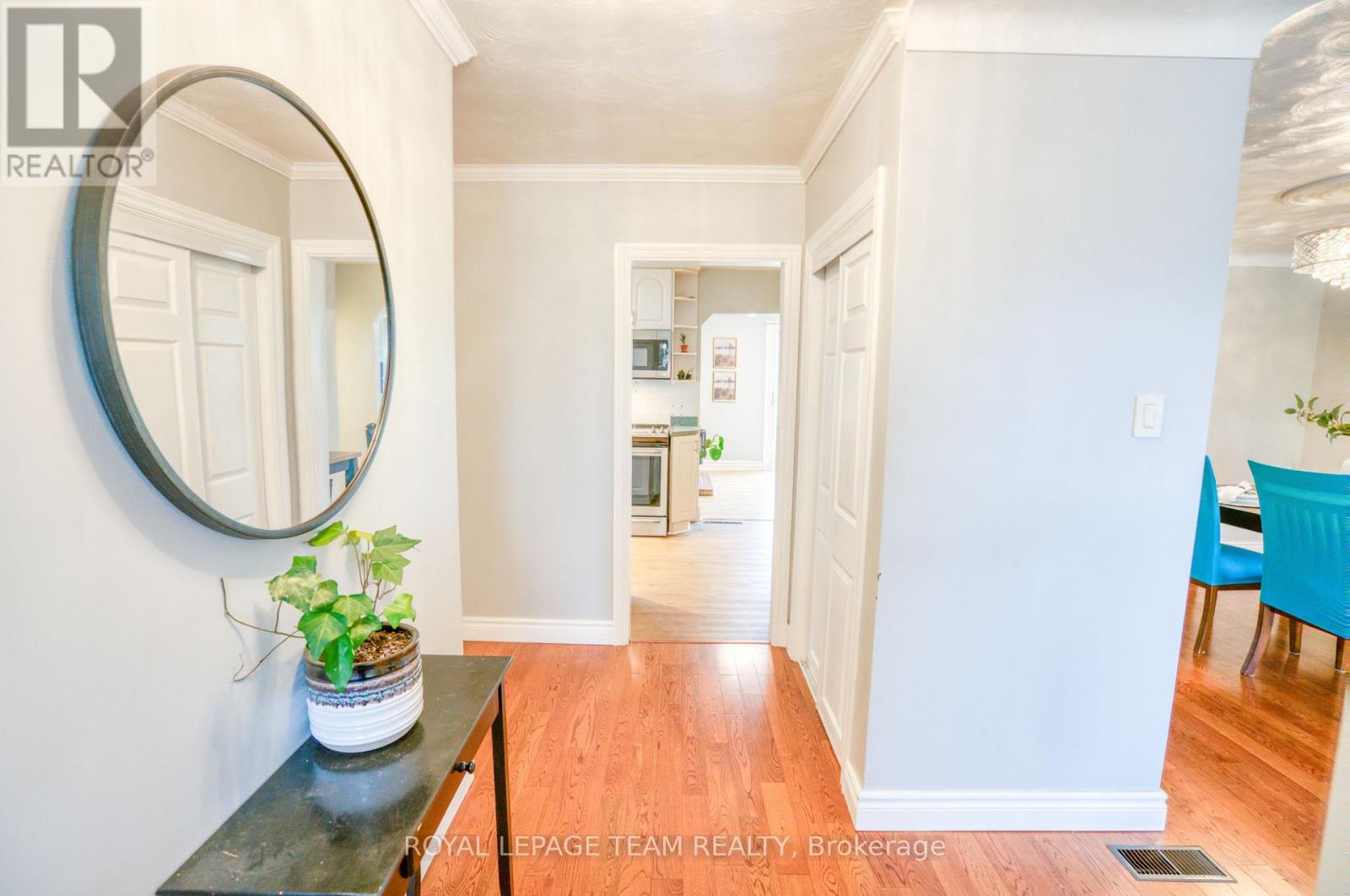 12 Oakview Avenue, Ottawa, Ontario  K2G 3A1 - Photo 7 - X12525058