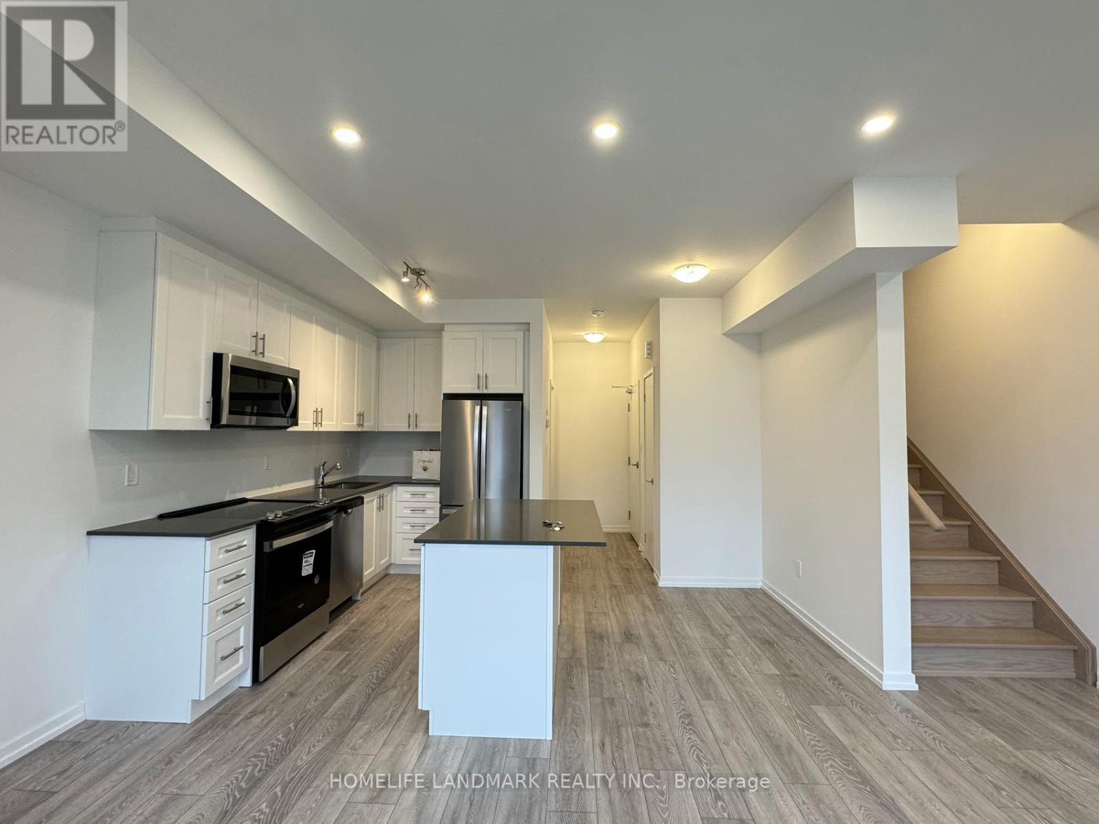 22 - 15 Lytham Green Circle, Newmarket, Ontario  L3Y 0H3 - Photo 3 - N12525034