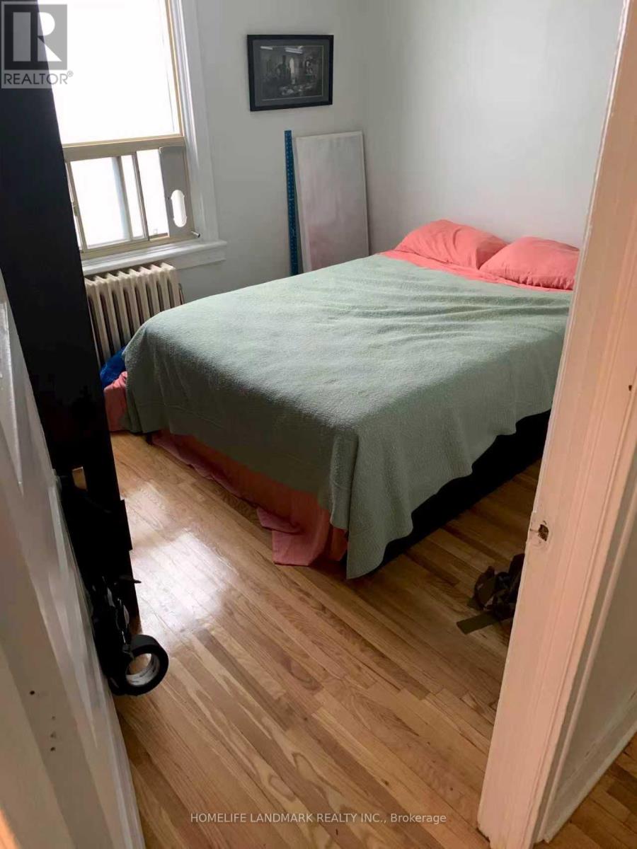 20 Hallam Street, Toronto, Ontario  M6G 1W2 - Photo 3 - W12525004