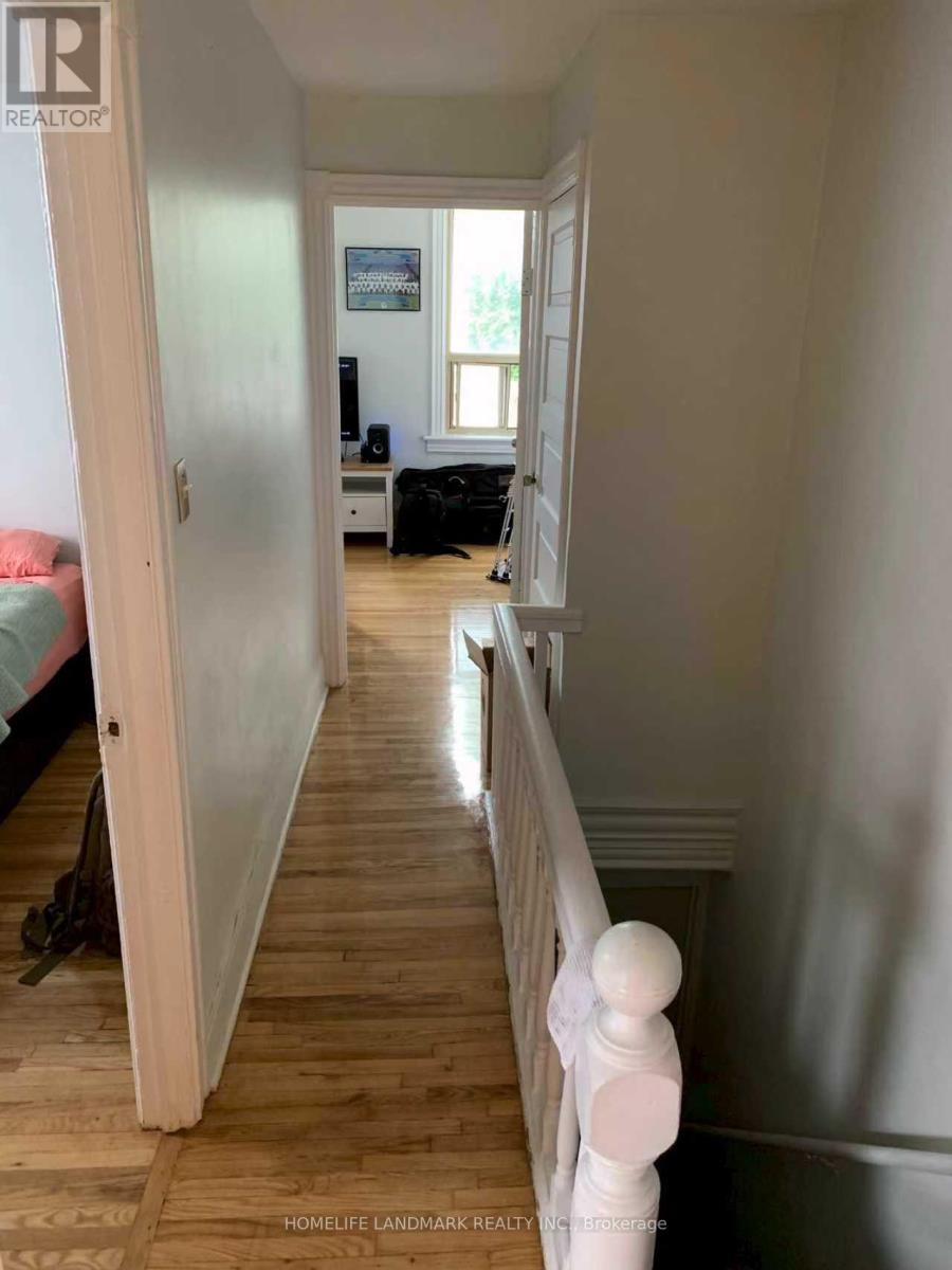 20 Hallam Street, Toronto, Ontario  M6G 1W2 - Photo 5 - W12525004