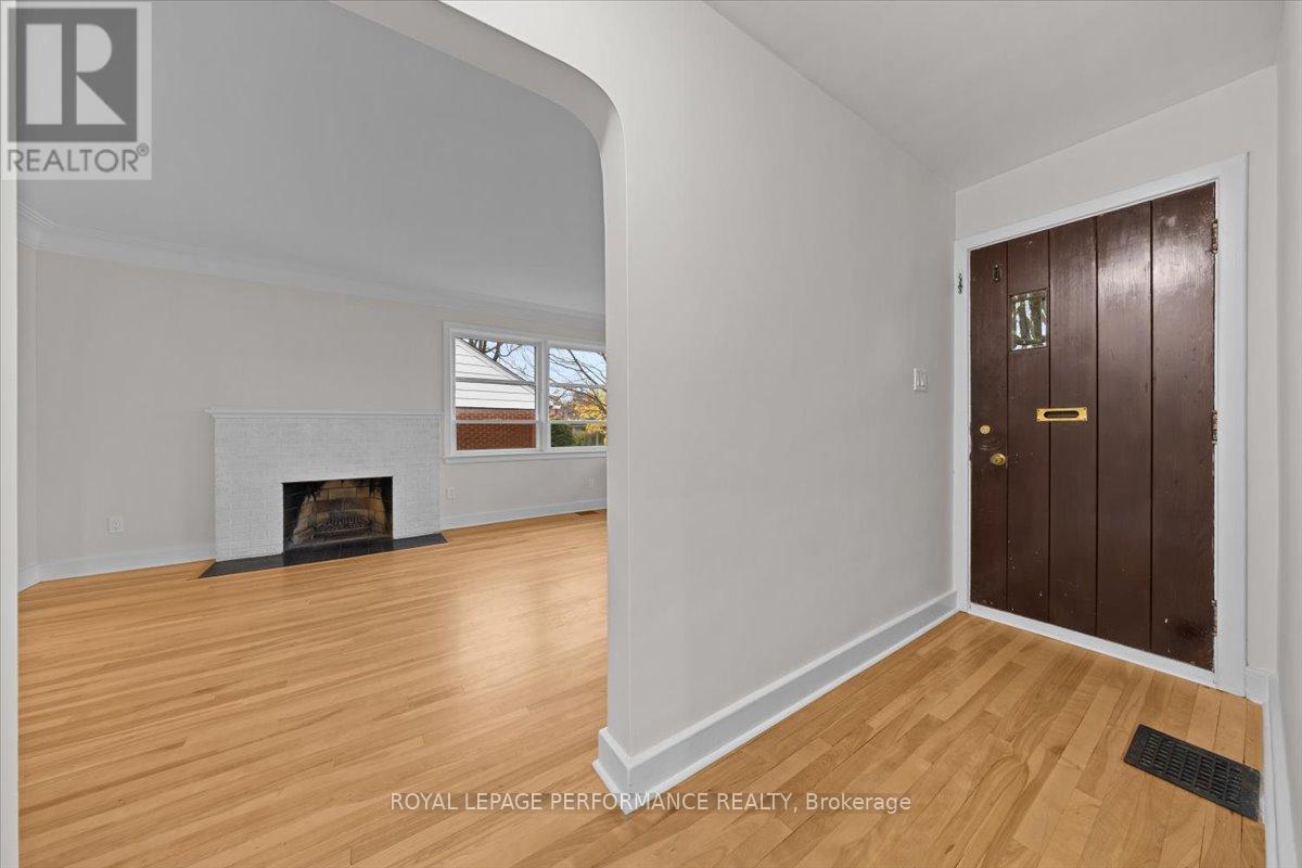 234 Knox Crescent, Ottawa, Ontario K1G 0K8 - Photo 2 - X12525068