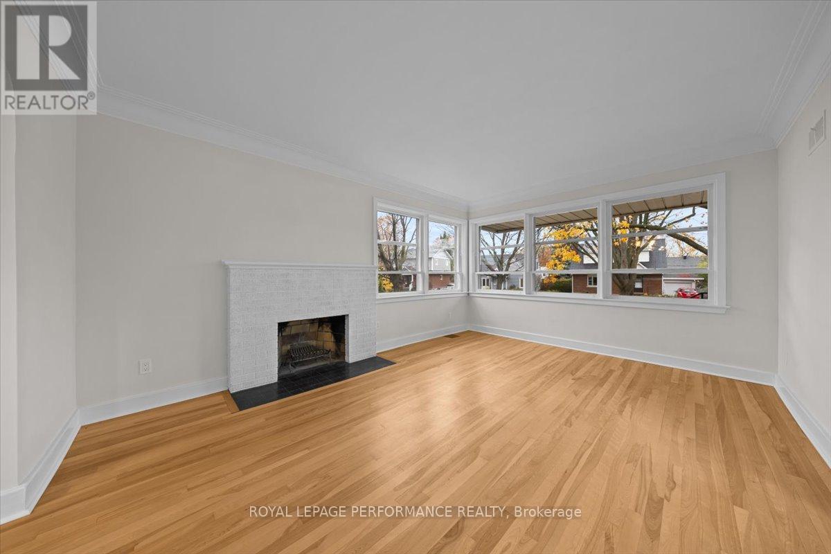 234 Knox Crescent, Ottawa, Ontario K1G 0K8 - Photo 3 - X12525068