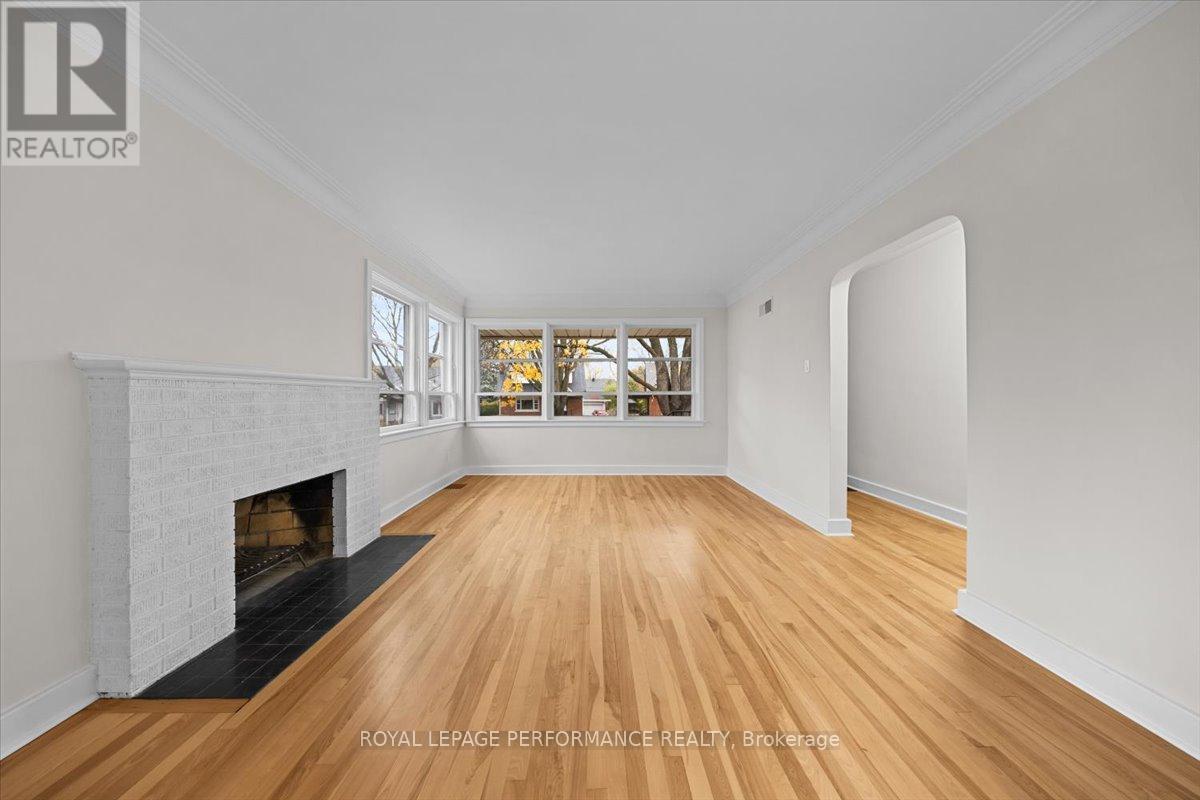 234 Knox Crescent, Ottawa, Ontario K1G 0K8 - Photo 4 - X12525068