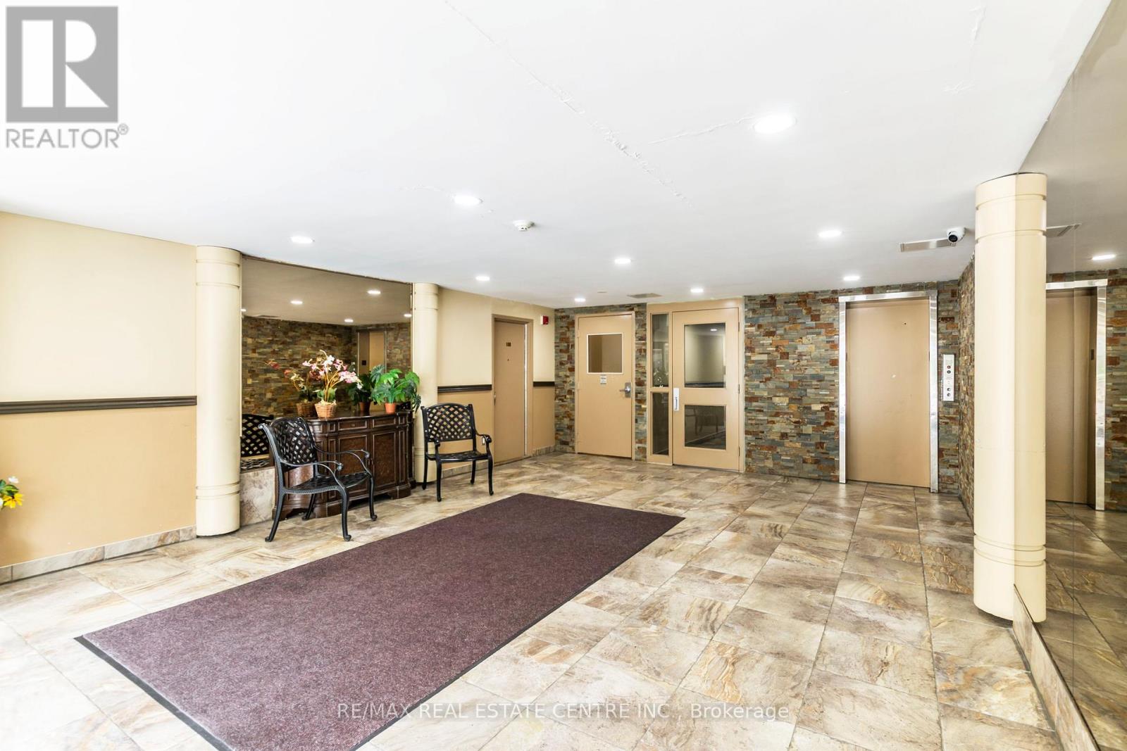 124 - 2095 Roche Court, Mississauga, Ontario L5K 2C8 - Photo 36 - W12419076