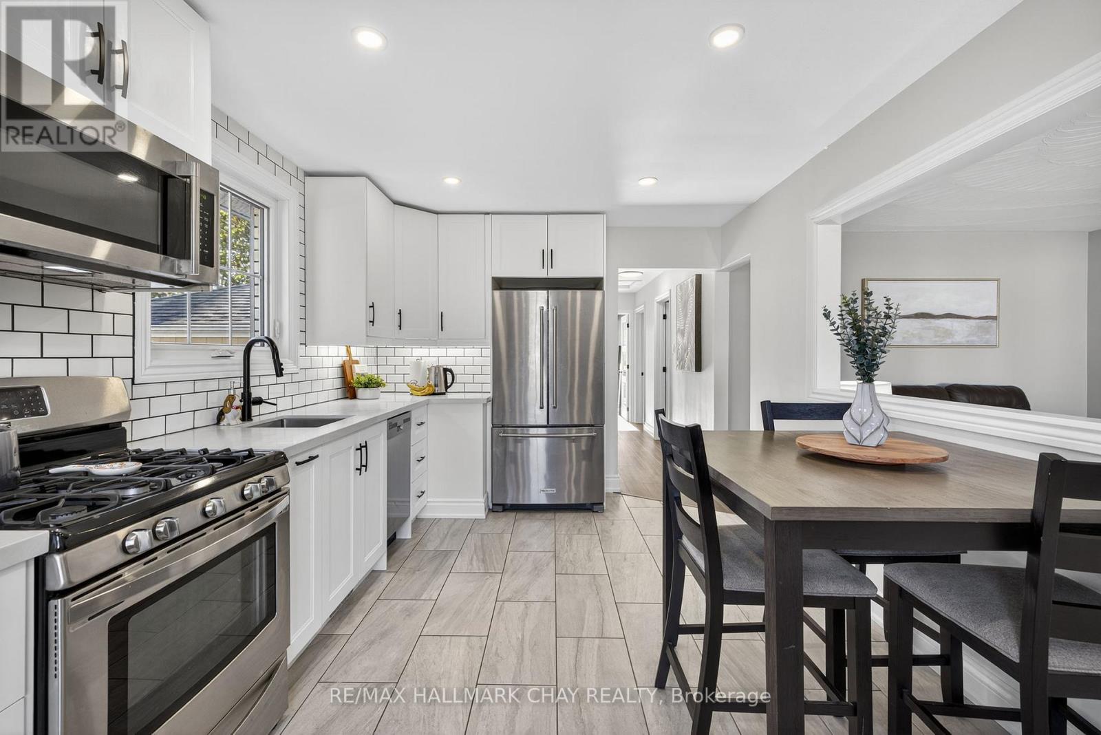 104 Kulpin Avenue, Bradford West Gwillimbury, Ontario  L3Z 1T7 - Photo 4 - N12514736