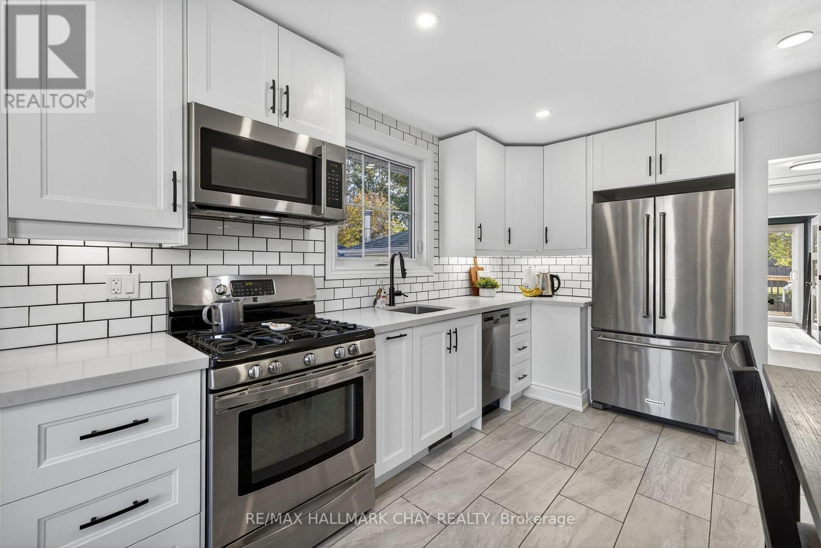 104 Kulpin Avenue, Bradford West Gwillimbury, Ontario  L3Z 1T7 - Photo 5 - N12514736