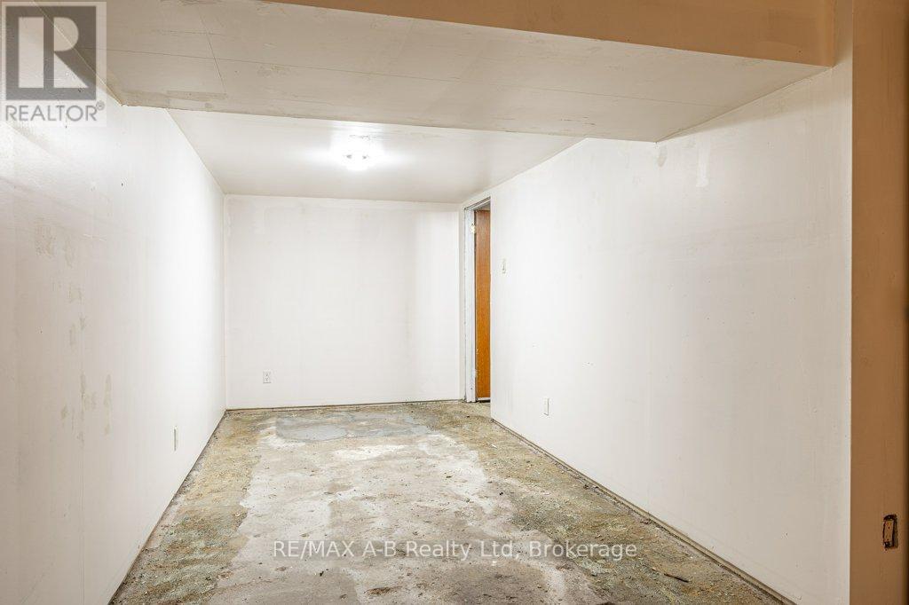 77 Pleasant Drive, Stratford, Ontario  N5A 4X2 - Photo 38 - X12525084