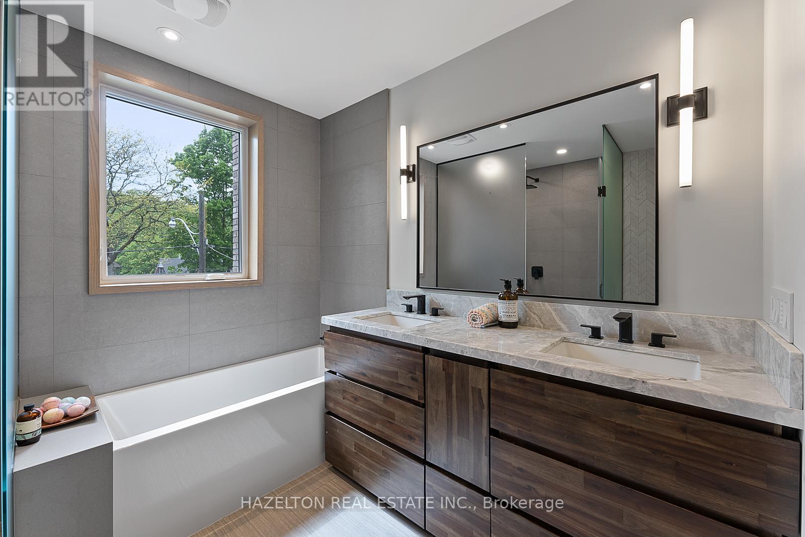 35 Worthington Crescent, Toronto, Ontario M6S 3P5 - Photo 22 - W12428121