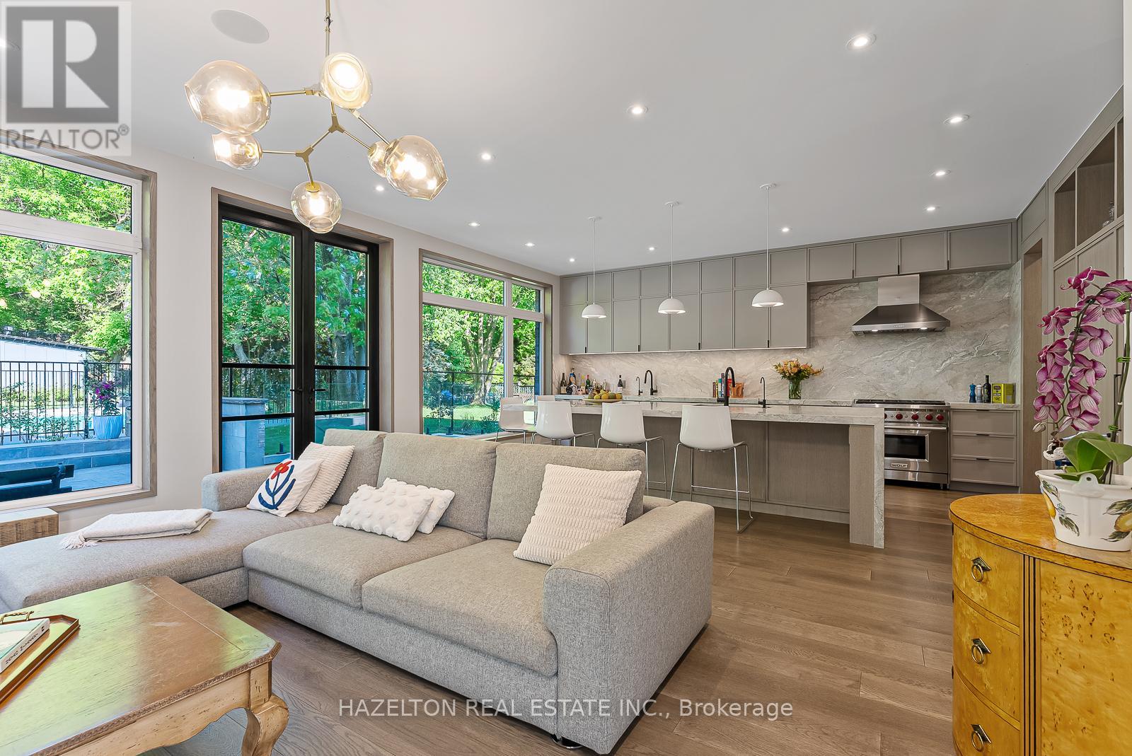 35 Worthington Crescent, Toronto, Ontario M6S 3P5 - Photo 4 - W12428121