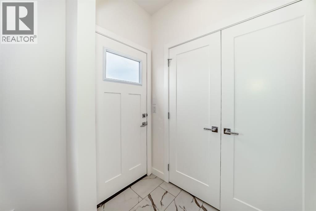 430 Carringvue Grove Nw, Calgary, Alberta  T3P 2M1 - Photo 3 - A2253075