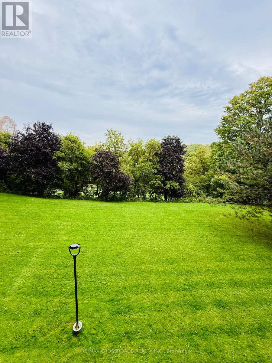 202 - 20 EDGECLIFF GOLFWAY, Toronto, Ontario