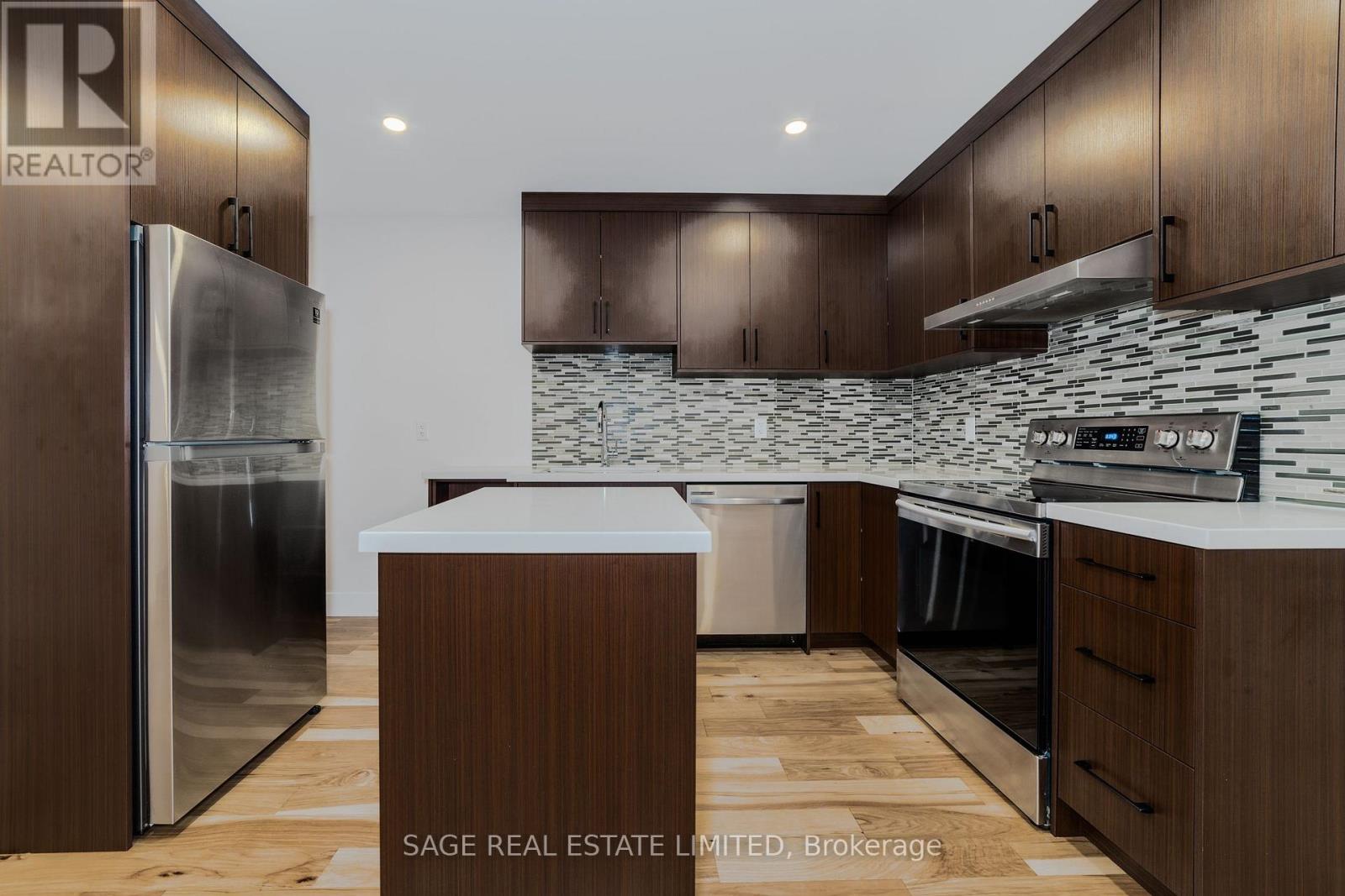 Main - 146 East 34th Street, Hamilton, Ontario  L8V 3W6 - Photo 2 - X12525102