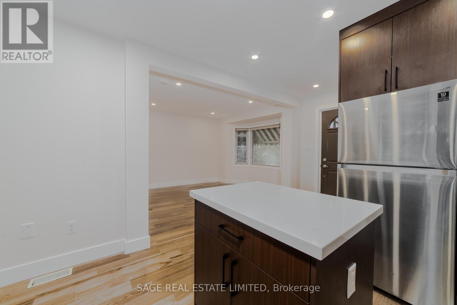 Main - 146 East 34th Street, Hamilton, Ontario  L8V 3W6 - Photo 3 - X12525102