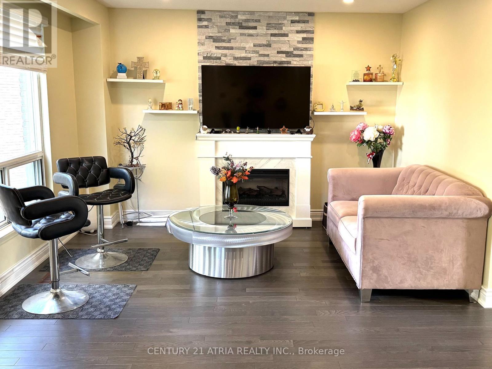 38 Henderson Drive, Aurora, Ontario  L4G 3L2 - Photo 2 - N12525158