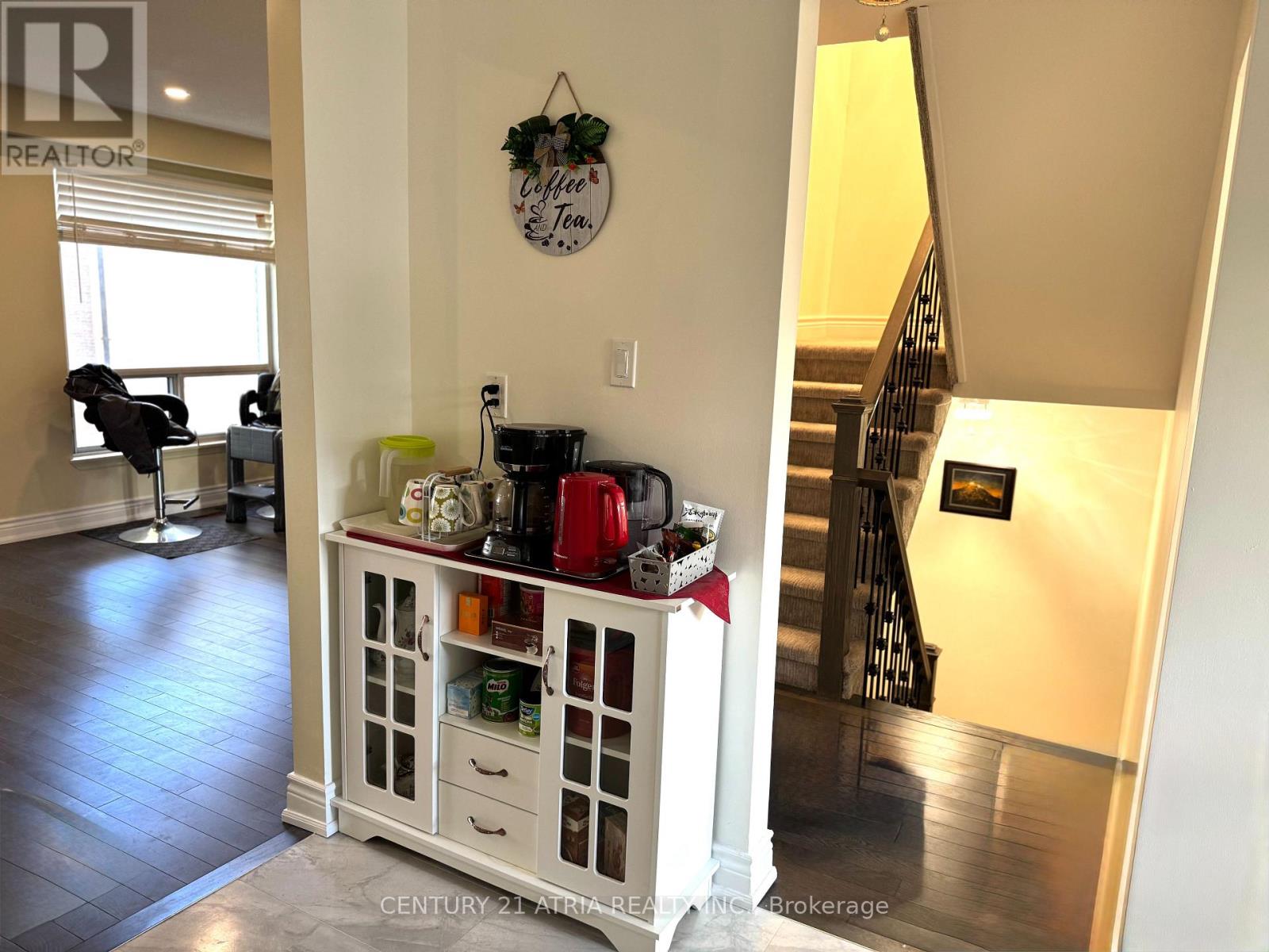 38 Henderson Drive, Aurora, Ontario  L4G 3L2 - Photo 6 - N12525158