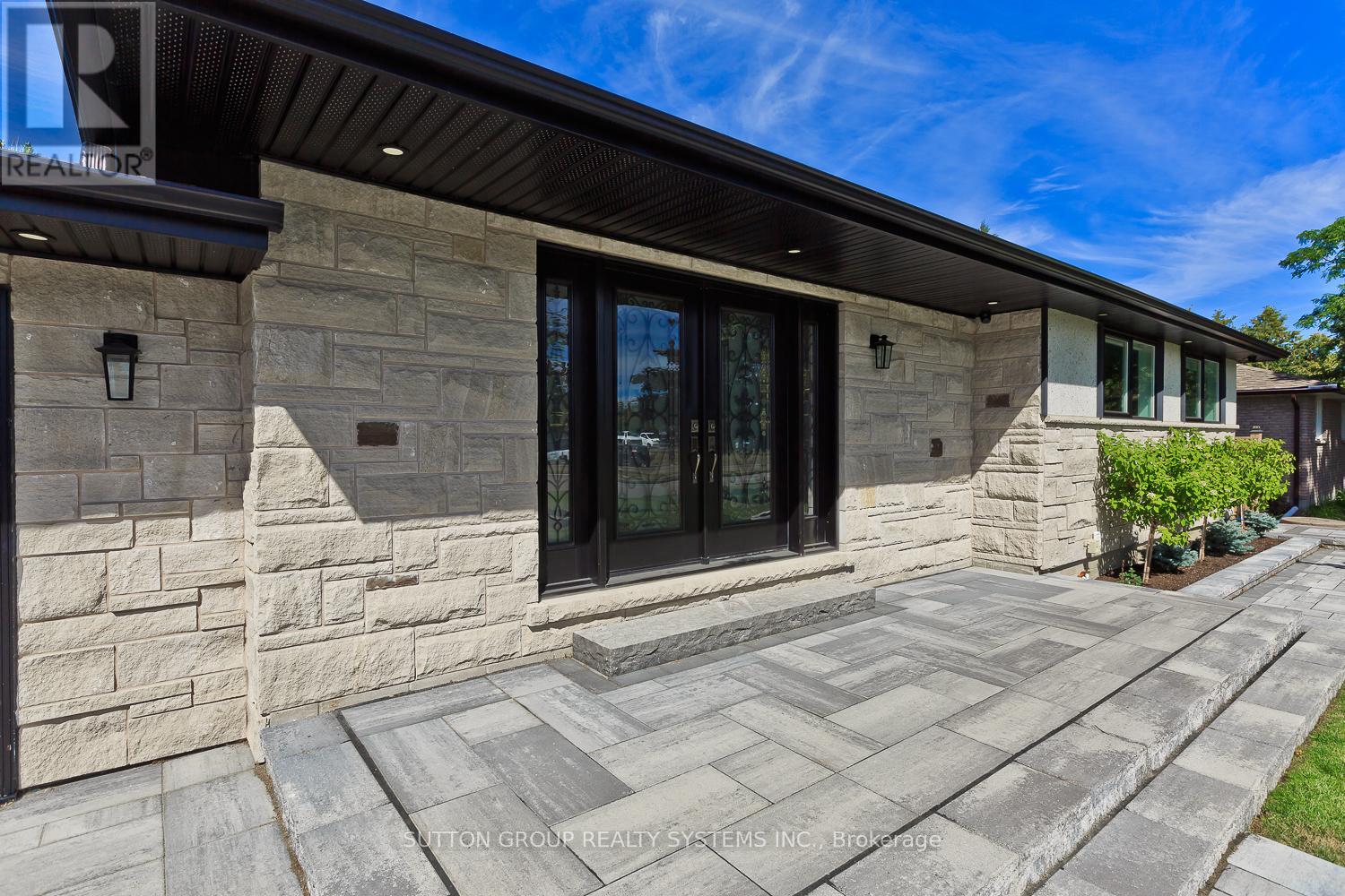 214 Ashford Drive, Barrie, Ontario  L4N 4H3 - Photo 2 - S12525128