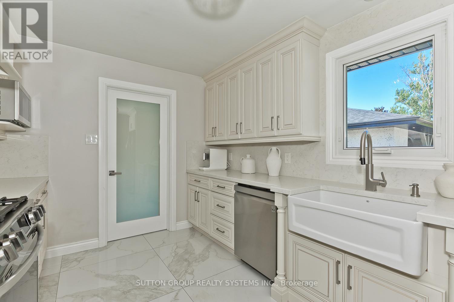 214 Ashford Drive, Barrie, Ontario  L4N 4H3 - Photo 9 - S12525128