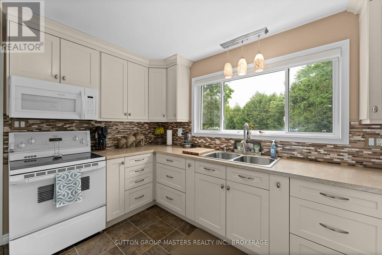 4667 Clearwater Road S, Frontenac (Frontenac South), Ontario  K0H 2T0 - Photo 14 - X12525214