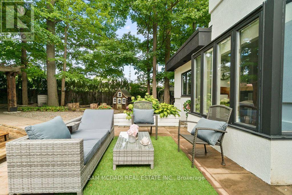 988 Tennyson Avenue, Mississauga, Ontario  L5H 2Z1 - Photo 13 - W12525148