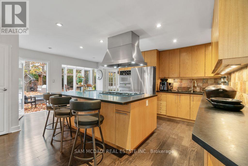 988 Tennyson Avenue, Mississauga, Ontario  L5H 2Z1 - Photo 15 - W12525148