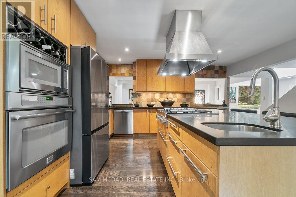 988 Tennyson Avenue, Mississauga, Ontario  L5H 2Z1 - Photo 16 - W12525148