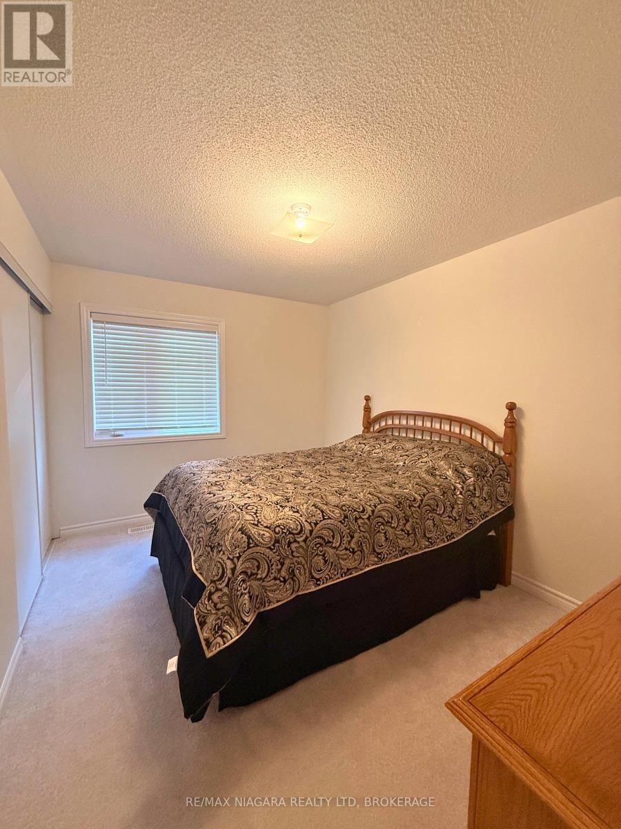 43 Cottonwood Crescent, Welland, Ontario L3B 0J4 - Photo 11 - X12525194