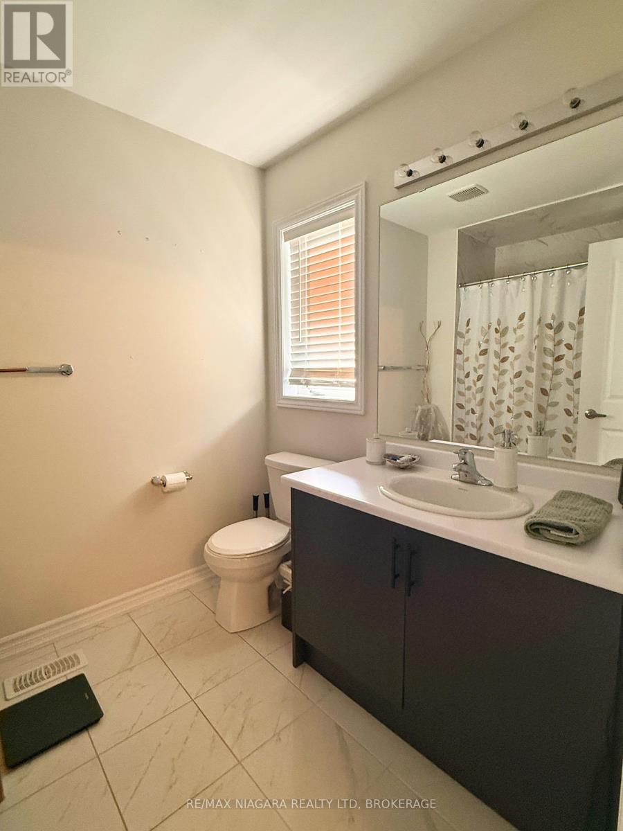 43 Cottonwood Crescent, Welland, Ontario L3B 0J4 - Photo 12 - X12525194