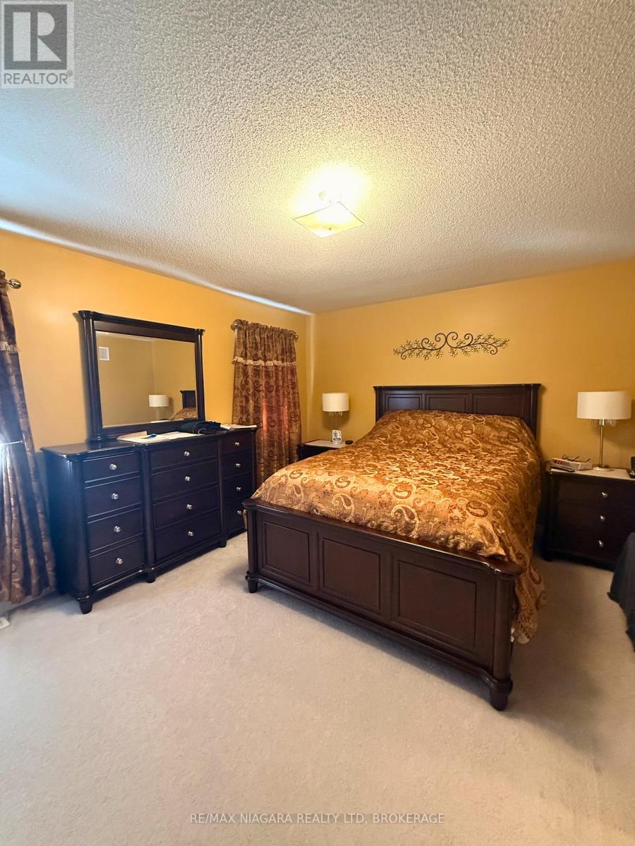 43 Cottonwood Crescent, Welland, Ontario L3B 0J4 - Photo 13 - X12525194