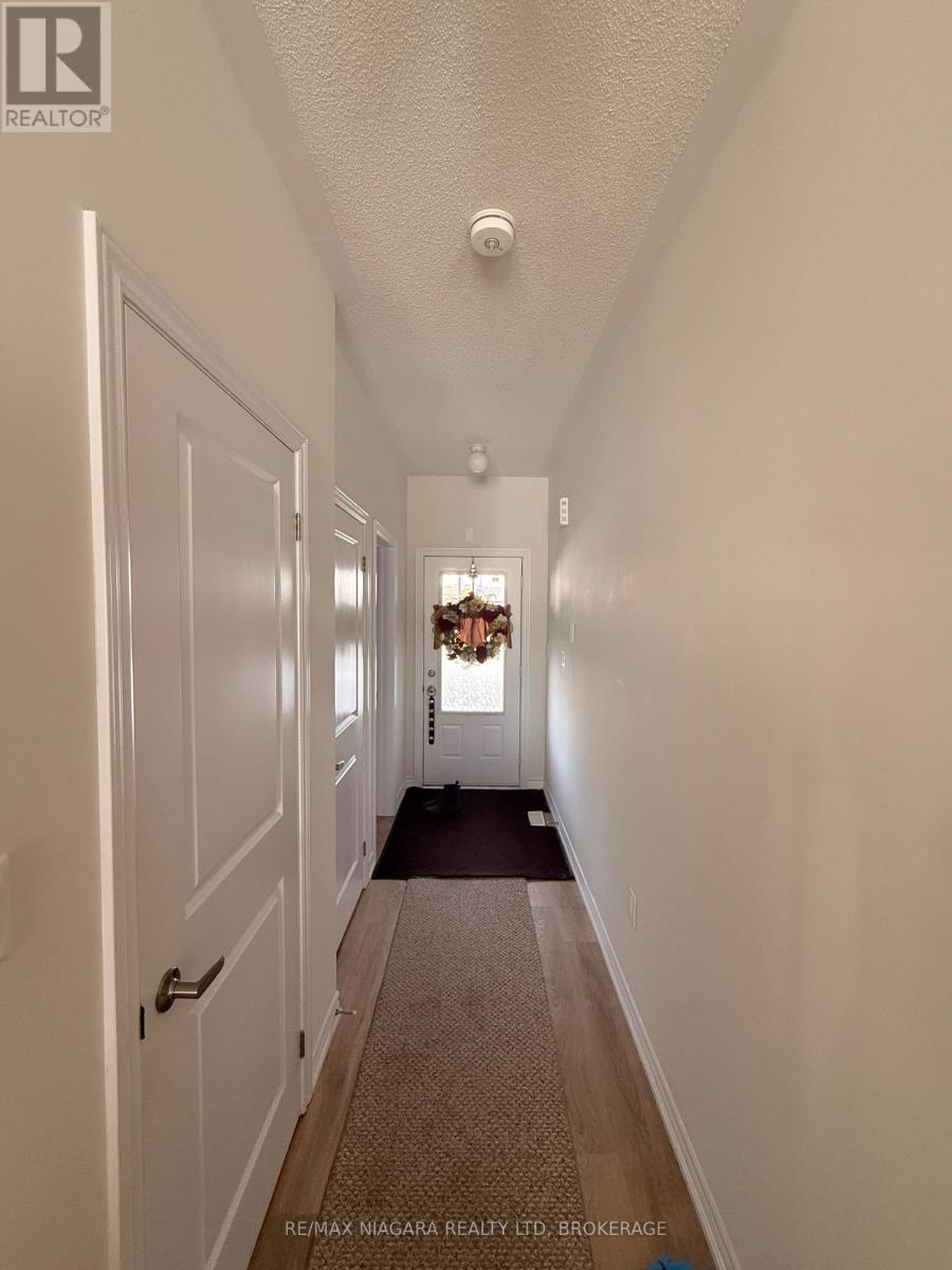 43 Cottonwood Crescent, Welland, Ontario L3B 0J4 - Photo 2 - X12525194