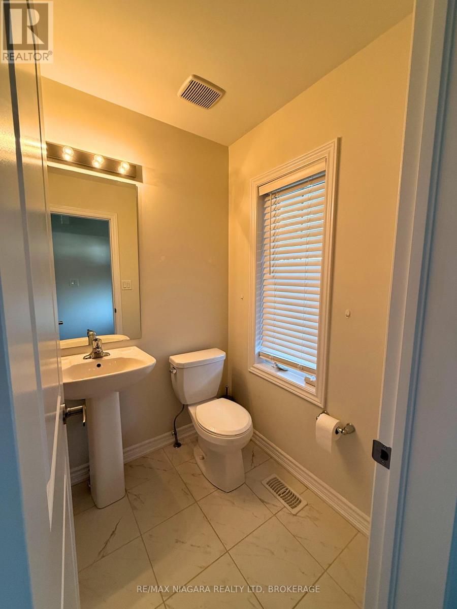 43 Cottonwood Crescent, Welland, Ontario L3B 0J4 - Photo 3 - X12525194