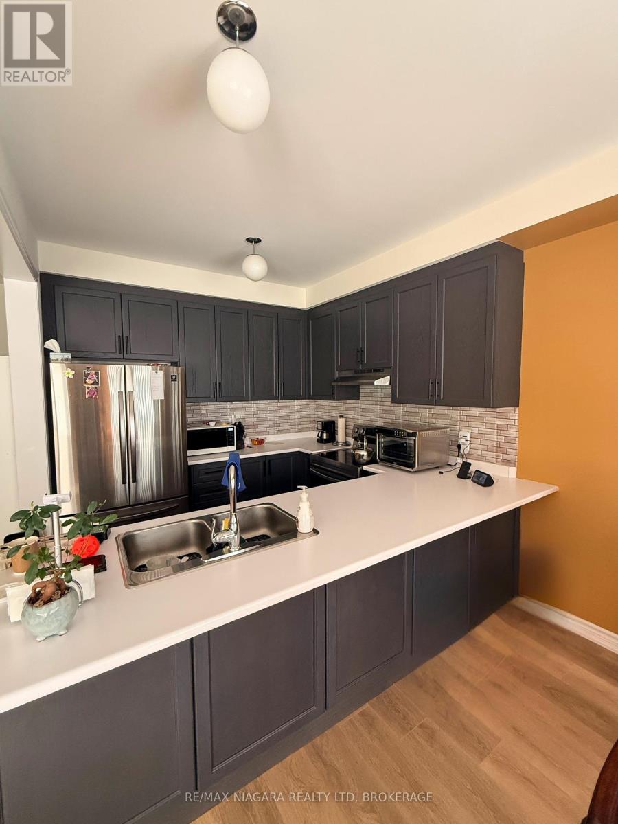 43 Cottonwood Crescent, Welland, Ontario L3B 0J4 - Photo 4 - X12525194