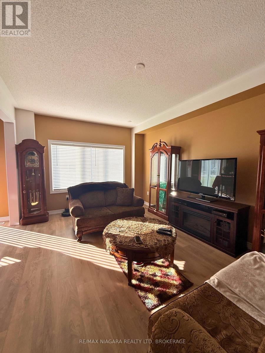 43 Cottonwood Crescent, Welland, Ontario L3B 0J4 - Photo 5 - X12525194