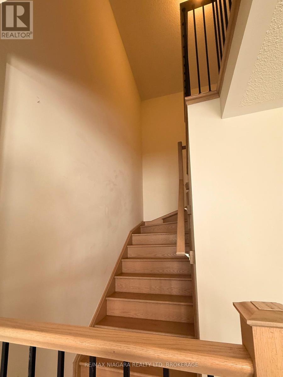 43 Cottonwood Crescent, Welland, Ontario L3B 0J4 - Photo 6 - X12525194