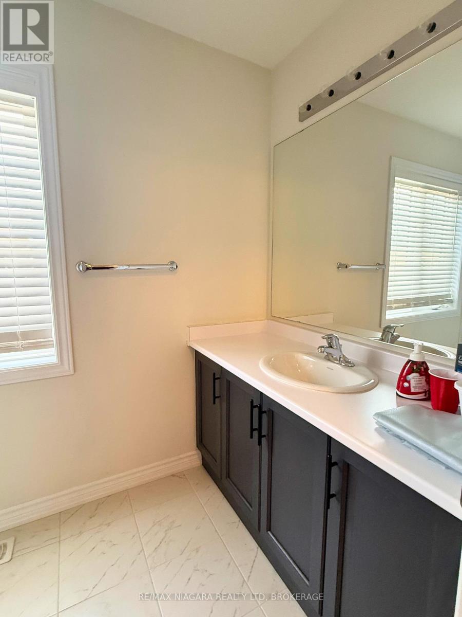 43 Cottonwood Crescent, Welland, Ontario L3B 0J4 - Photo 8 - X12525194